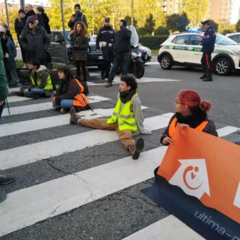 milano,-attivisti-ambientalisti-bloccano-il-traffico-in-viale-lucania