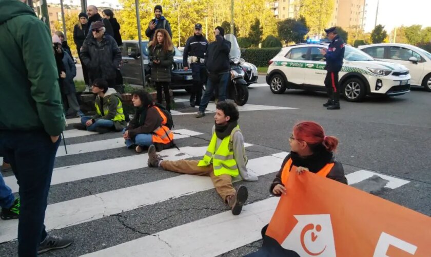 milano,-attivisti-ambientalisti-bloccano-il-traffico-in-viale-lucania