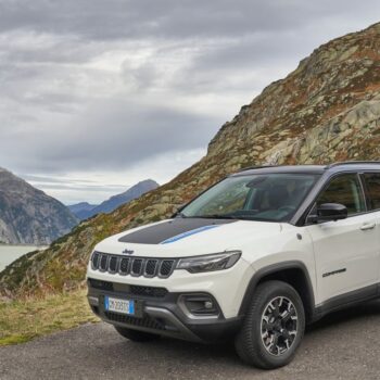 jeep-compass-4xe-pronta-per-la-stagione-di-sci-alpinismo-nel-vallese