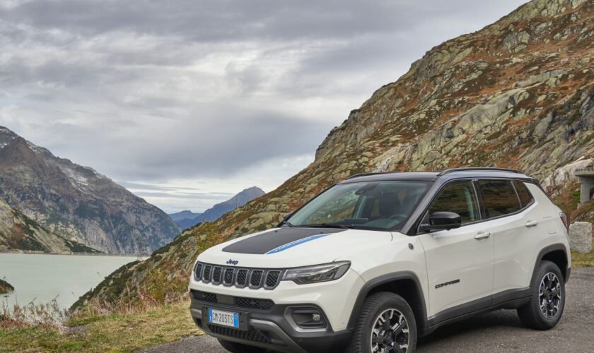 jeep-compass-4xe-pronta-per-la-stagione-di-sci-alpinismo-nel-vallese