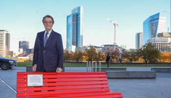 una-panchina-rossa-in-piazza-gae-aulenti-a-milano-per-giulia-cecchettin