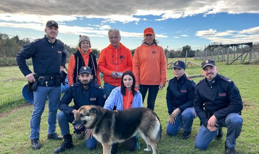 a-roma-il-commissariato-porta-maggiore-adotta-un-cane-con-difficolta-di-affido