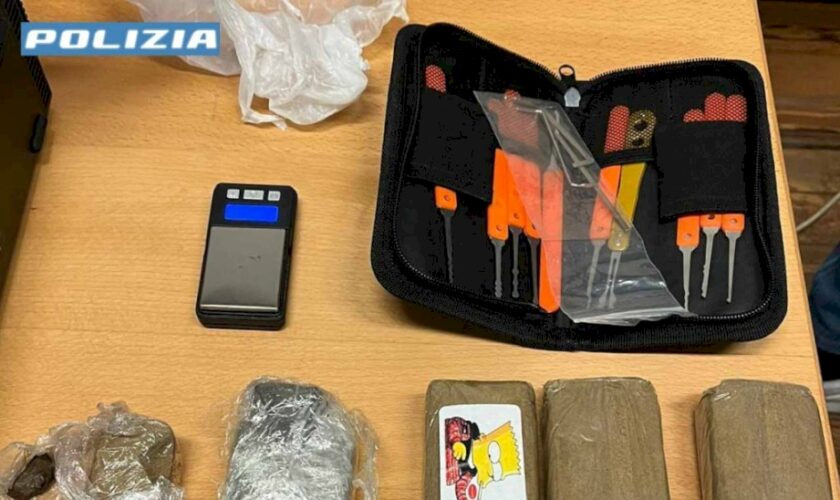 milano,-sequestrati-440-grammi-di-hashish-in-un-box-abbandonato