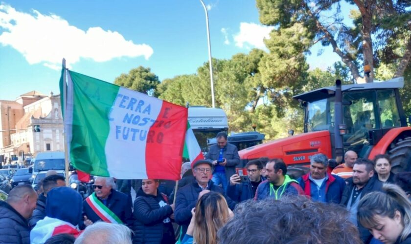 trattori-in-piazza-a-palermo,-protesta-davanti-alla-sede-della-regione