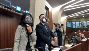 smog,-m5s-in-consiglio-lombardia-con-maschere-antigas