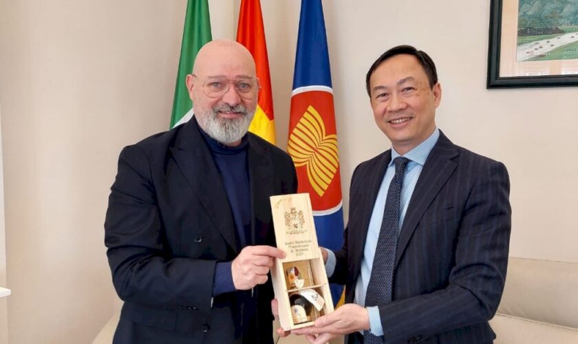 il-presidente-bonaccini-ha-incontrato-ambasciatore-del-vietnam-in-italia