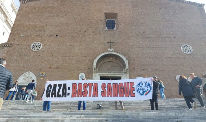 flash-mob-di-indipendenza-all’ara-coeli-“basta-sangue-in-palestina”