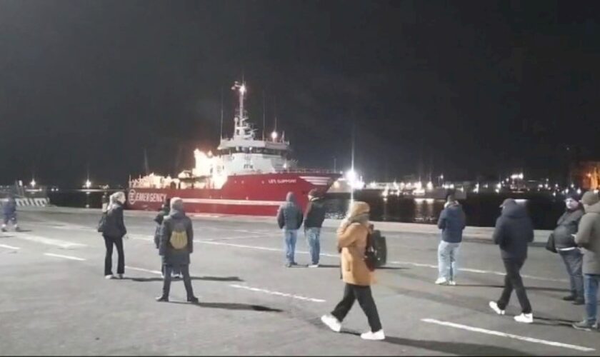 sbarcati-a-catania-i-52-migranti-della-nave-life-support-di-emergency