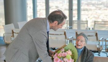 ultracentenaria-festeggia-il-compleanno-con-fontana-a-palazzo-lombardia