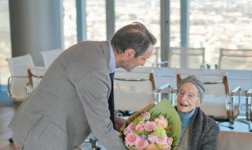 ultracentenaria-festeggia-il-compleanno-con-fontana-a-palazzo-lombardia