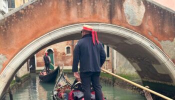 a-scuola-di-gondola-con-i-piccoli-alunni-delle-scuole-cittadine