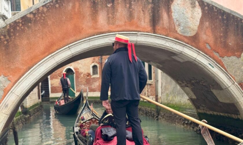 a-scuola-di-gondola-con-i-piccoli-alunni-delle-scuole-cittadine