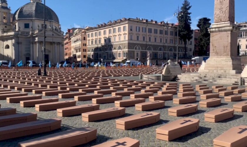 morti-sul-lavoro,-mille-bare-in-piazza-del-popolo-a-roma