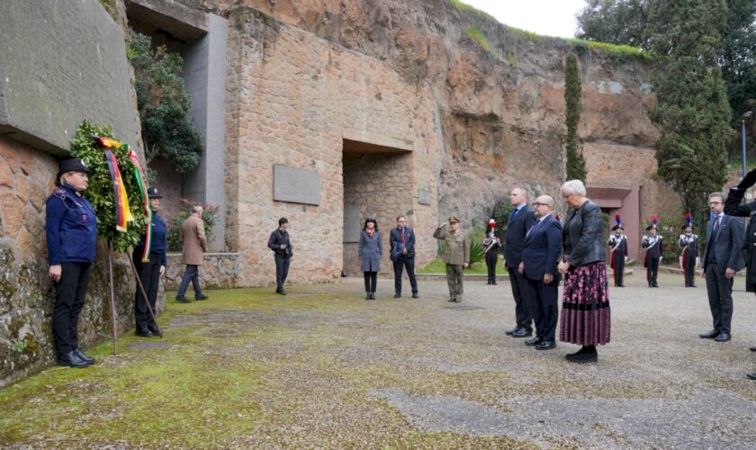 fosse-ardeatine,-ministri-roth-e-sangiuliano-rendono-omaggio-alle-vittime