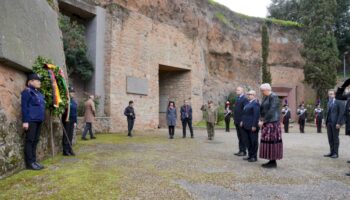 fosse-ardeatine,-ministri-roth-e-sangiuliano-rendono-omaggio-alle-vittime