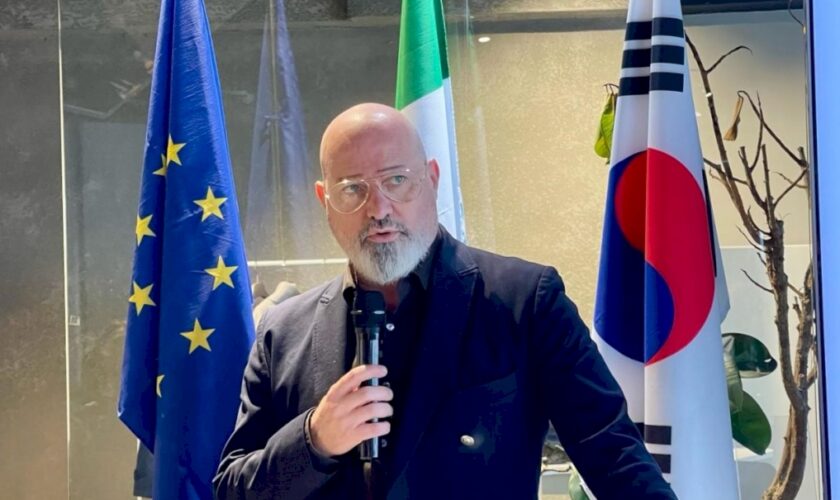 bonaccini-e-colla-in-corea-del-sud