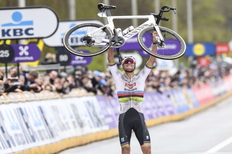 van-der-poel-fa-tris-al-giro-delle-fiandre,-mozzato-secondo