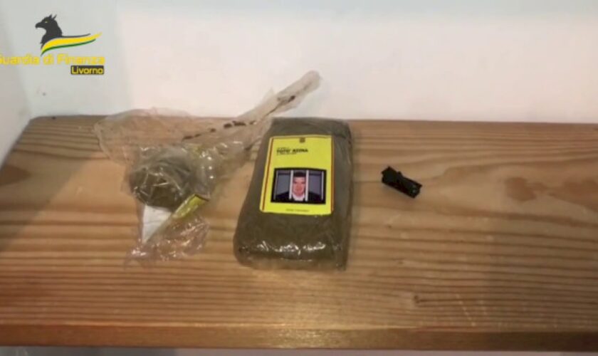 livorno,-arrestato-giovane-in-possesso-di-droga,-su-panetto-foto-riina