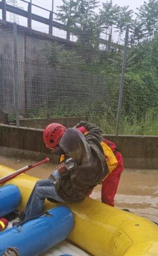 vigili-del-fuoco-milano-salvano-uomo-bloccato-in-una-baraccca-sul-lambro