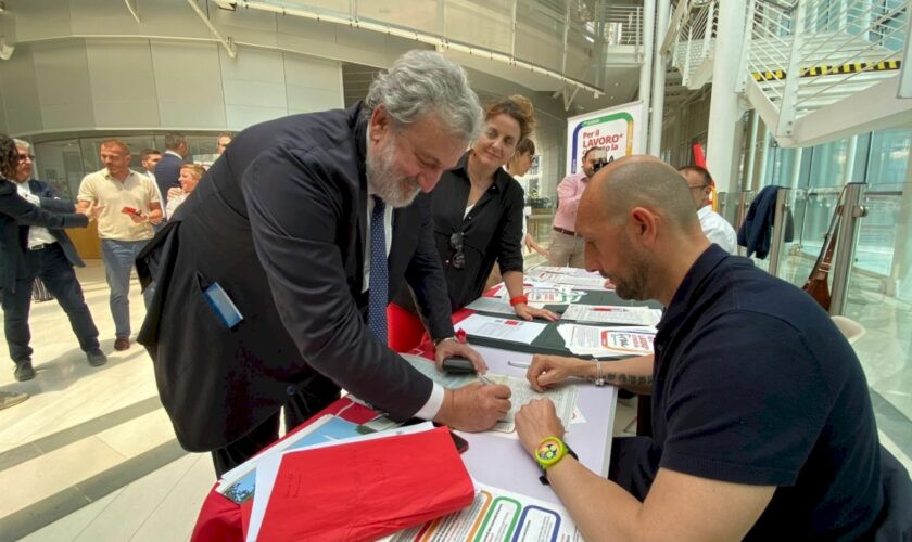 emiliano-firma-i-quattro-referendum-sul-lavoro-della-cgil