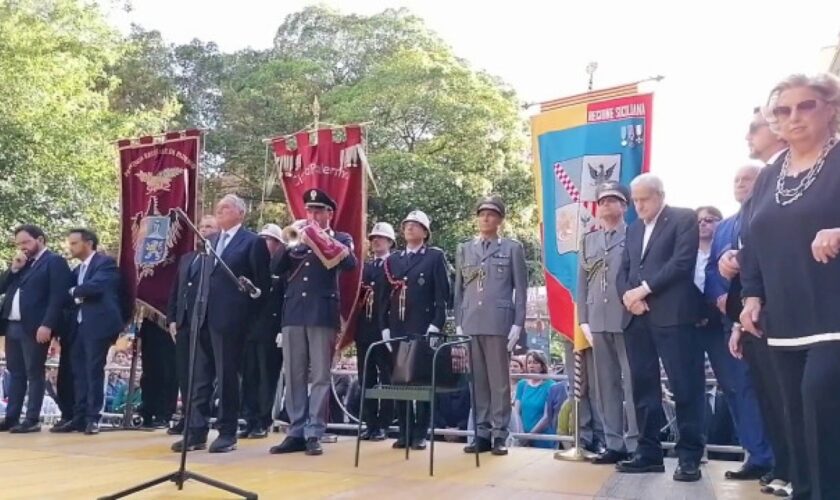 strage-di-capaci,-il-minuto-di-silenzio-davanti-l’albero-falcone