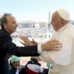 alla-giornata-mondiale-dei-bambini-l’abbraccio-di-benigni-al-papa