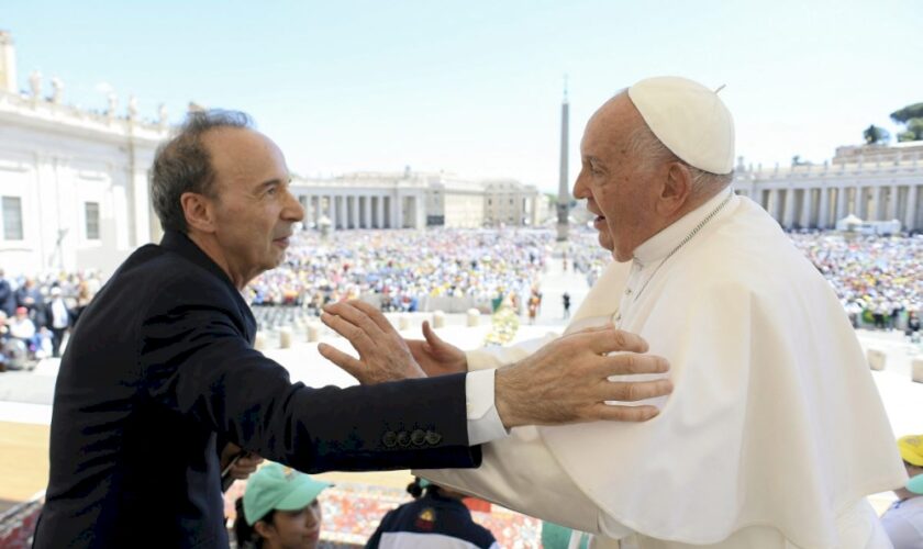 alla-giornata-mondiale-dei-bambini-l’abbraccio-di-benigni-al-papa