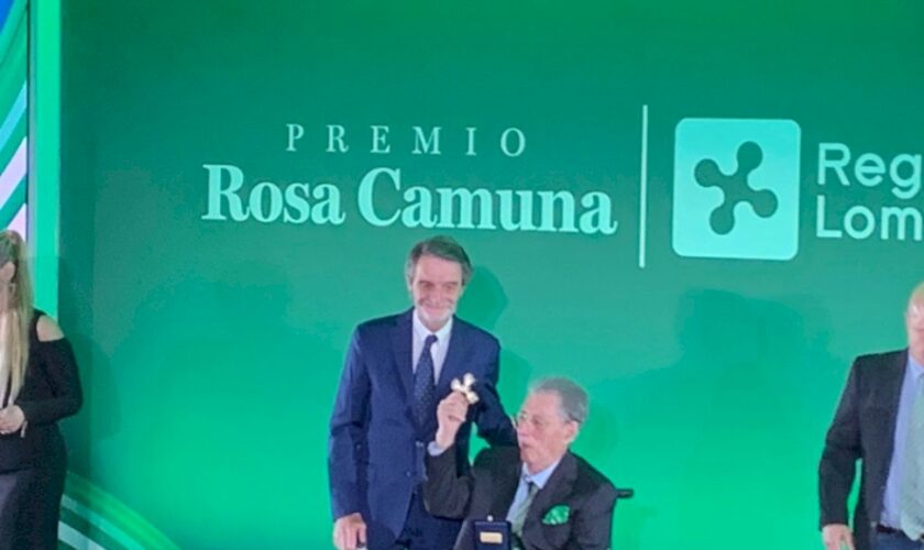 lombardia,-umberto-bossi-riceve-il-premio-rosa-camuna