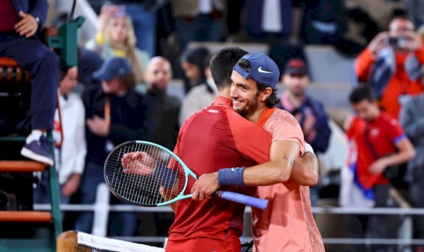 musetti-ko-al-quinto-set-al-roland-garros,-djokovic-resta-numero-1