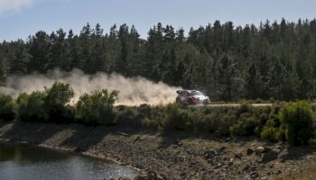 mondiale-rally,-ogier-fora-vicino-al-traguardo-e-in-sardegna-vince-tanak